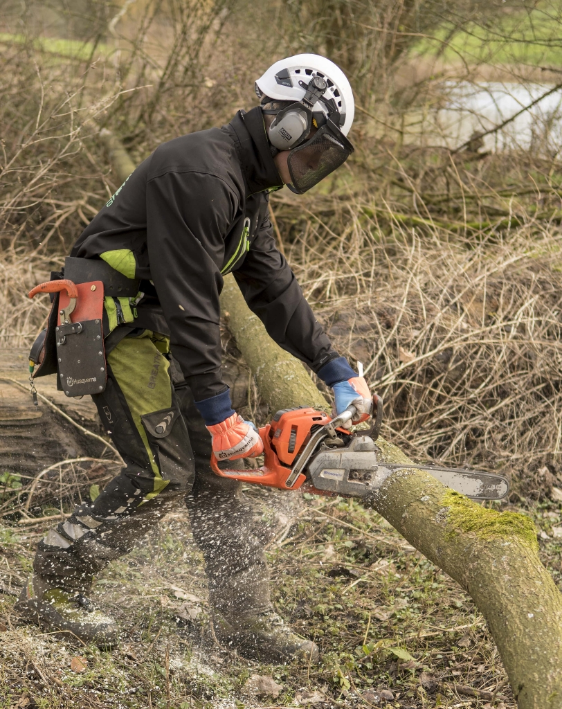 In this a Lantra accredited combined course learn how to maintain and use a Chainsaw, and then develop these skills to fell and process trees up to 380mm. This course is developed for beginners or novices to build on important basics. Walk away from this course ready to develop your newfound skills.
There are 5 dedicated days for training and 1 day for Assessment
Number of candidates per course: 4