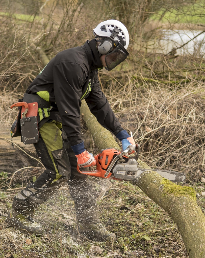 In this a Lantra accredited combined course learn how to maintain and use a Chainsaw, and then develop these skills to fell and process trees up to 380mm. This course is developed for beginners or novices to build on important basics. Walk away from this course ready to develop your newfound skills.
There are 5 dedicated days for training and 1 day for Assessment
Number of candidates per course: 4